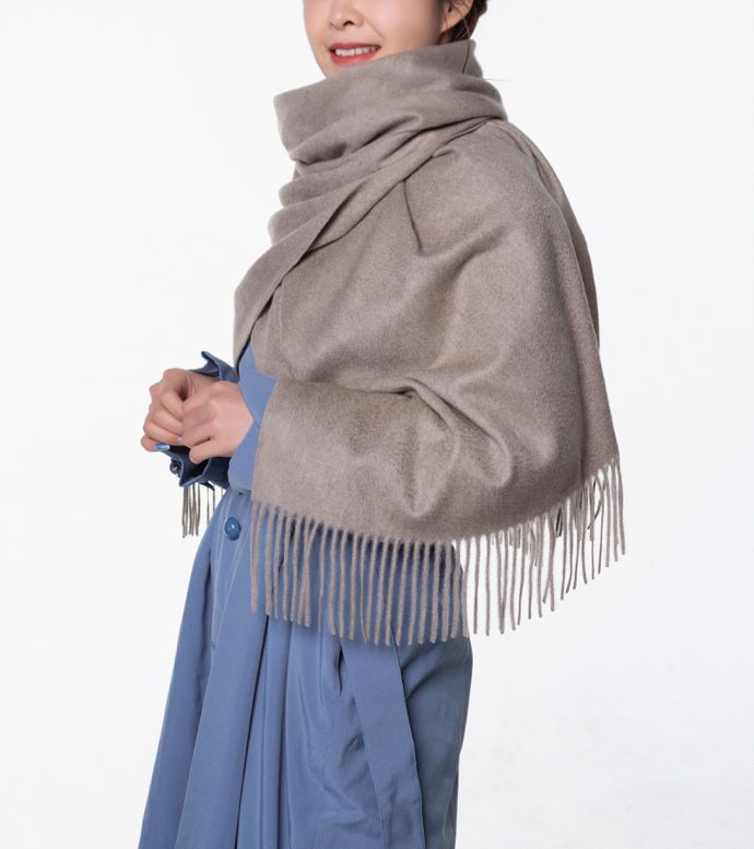 来自海拔1500米的阿尔巴斯白山羊绒围巾—羊绒界的“爱马仕”