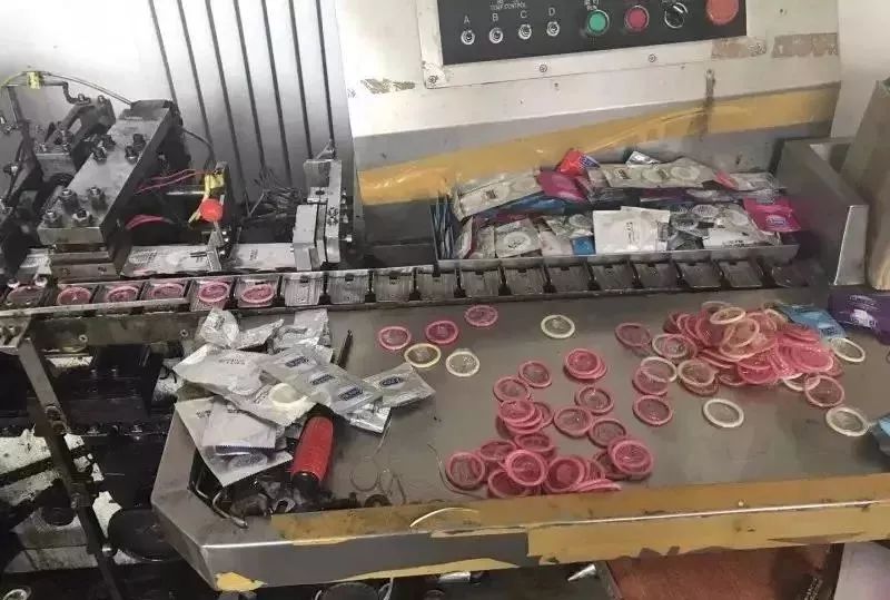 大量假避孕套流入市场,50万盒假冒避孕套