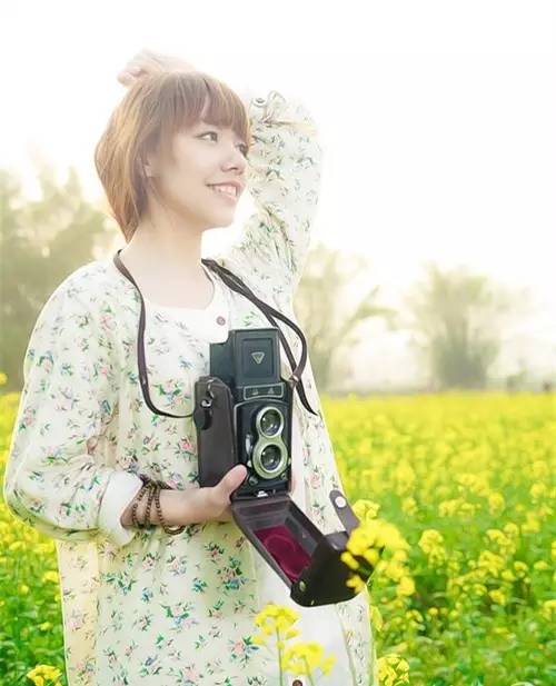 拍照油菜花技术技巧,手机拍摄油菜花人像摄影方法