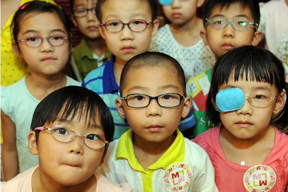 每天喷2下，近视竟然降低了200度？西班牙人都买疯了！还能缓解眼部疲劳，预防老花眼、白内障！