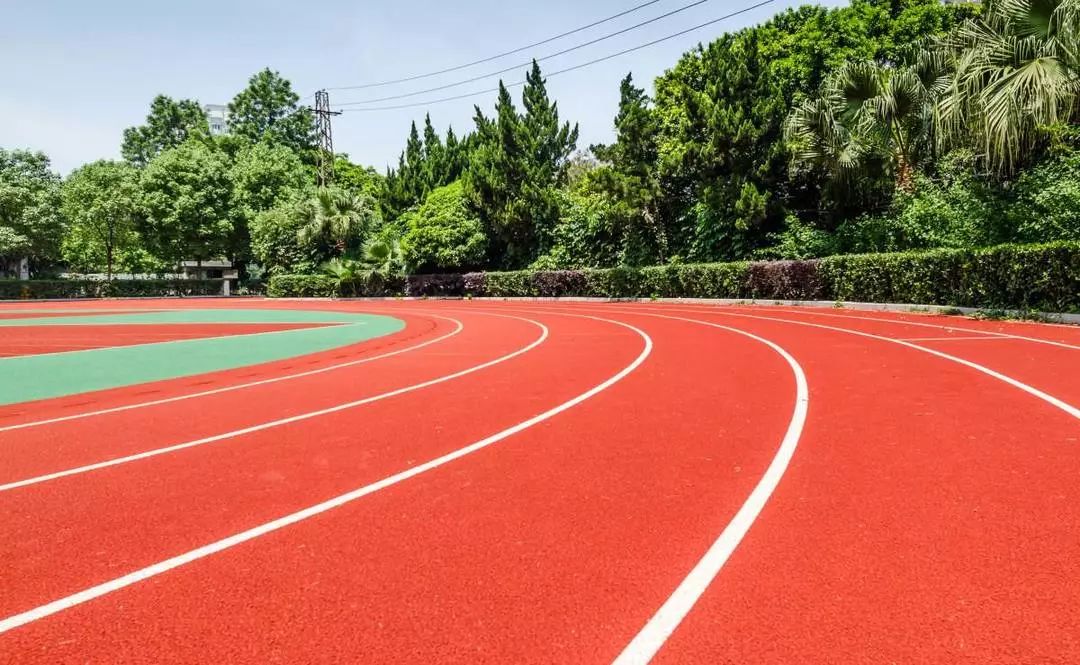 「法在身边」校外人员在大学操场跑步被撞伤,学校该负责吗?