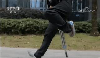 外卖小哥送餐途中跪地痛哭,泪目瞬间快递小哥