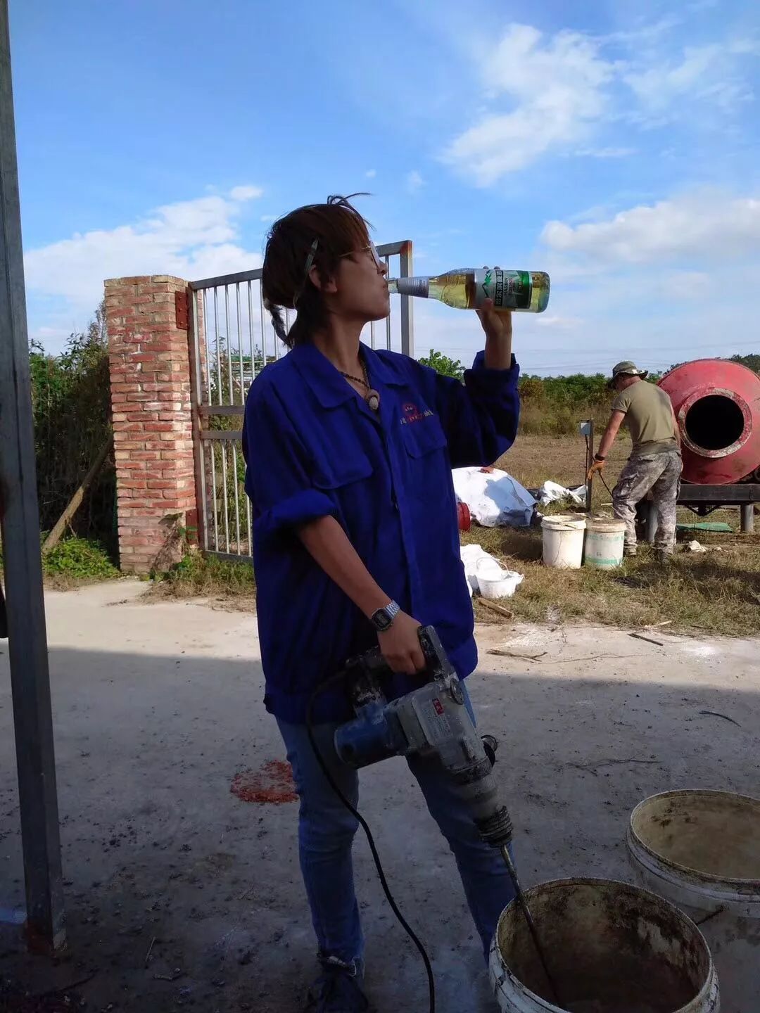 那个开着旅行咖啡车的女孩，暂别荒野重返都市