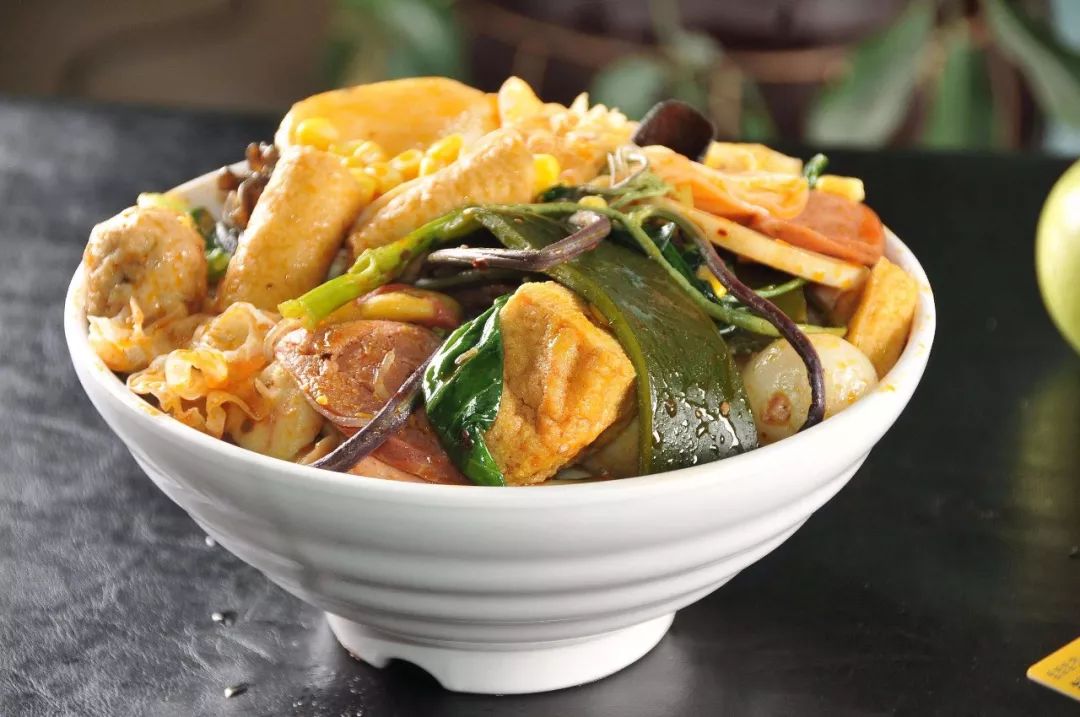 新老品牌正在剧烈对抗，麻辣烫品类C位出道的正确姿势是？