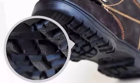 下雪天穿的防滑鞋,下雪天穿什么鞋子防滑