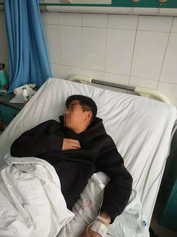 恶霸打人被抓,恶霸当街打小孩派出所刚好路过