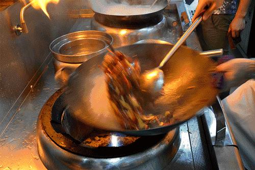 将食物“悬浮”起来的锅!轻松做到不沾锅,无油烟更健康