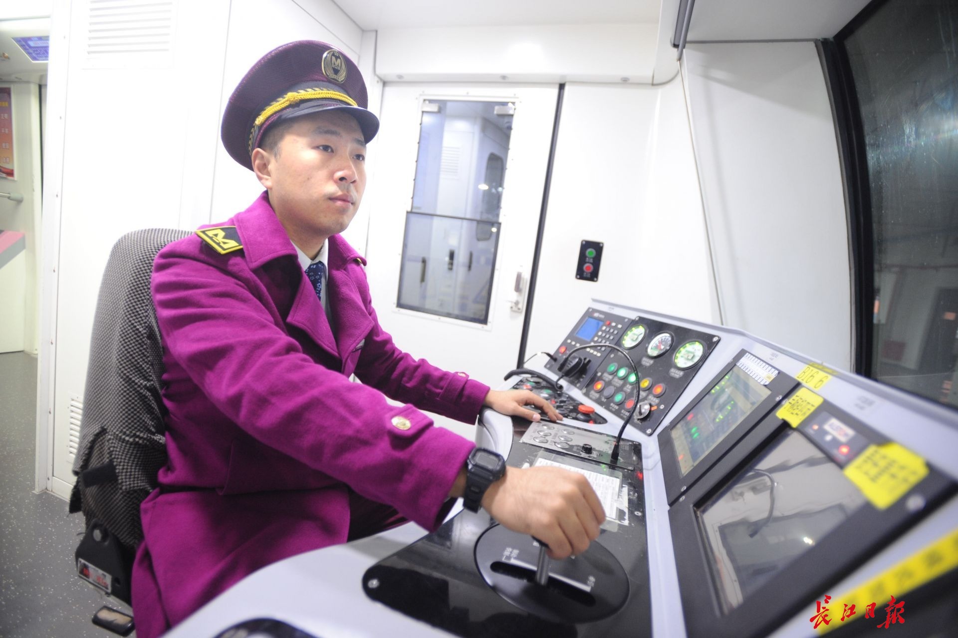 这场公交人和地铁人的“文明赶超”你站谁