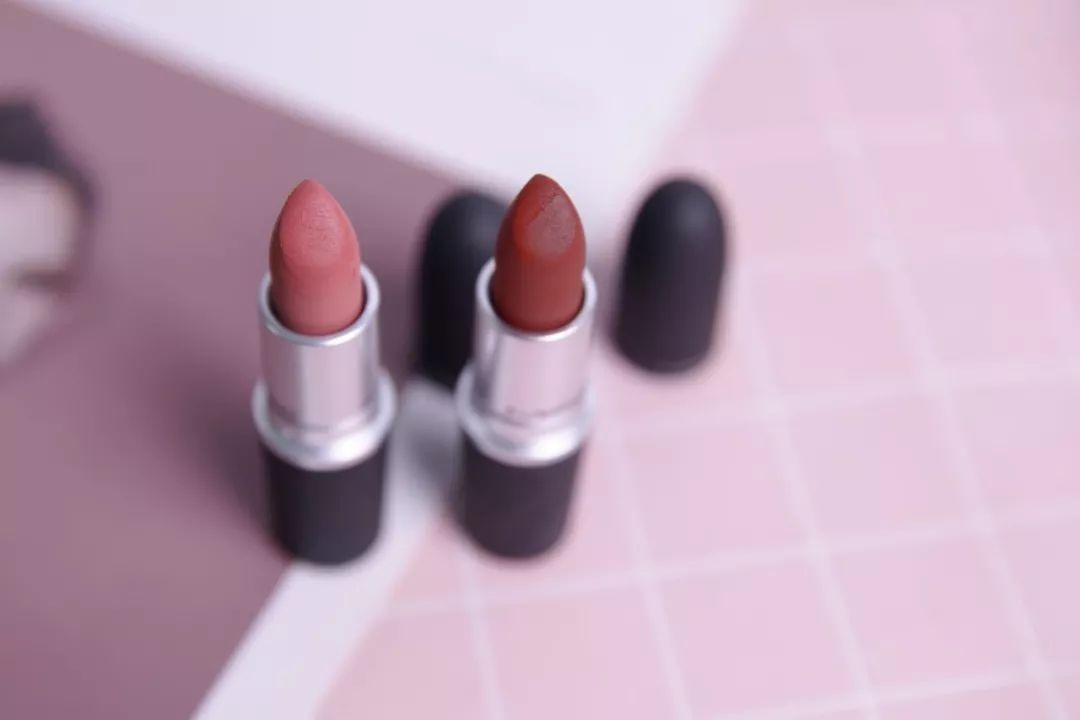 好想尝尝你的口红的味道,不停的舔口红