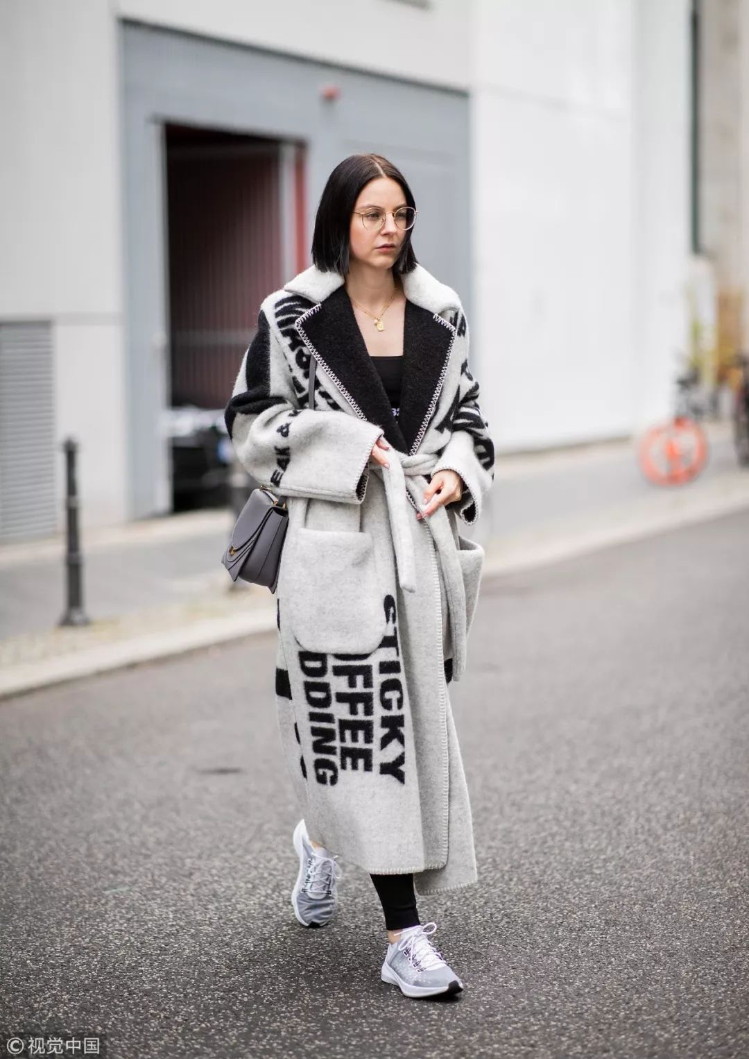 长大衣运动鞋,每次穿长大衣身高不够高跟鞋来凑