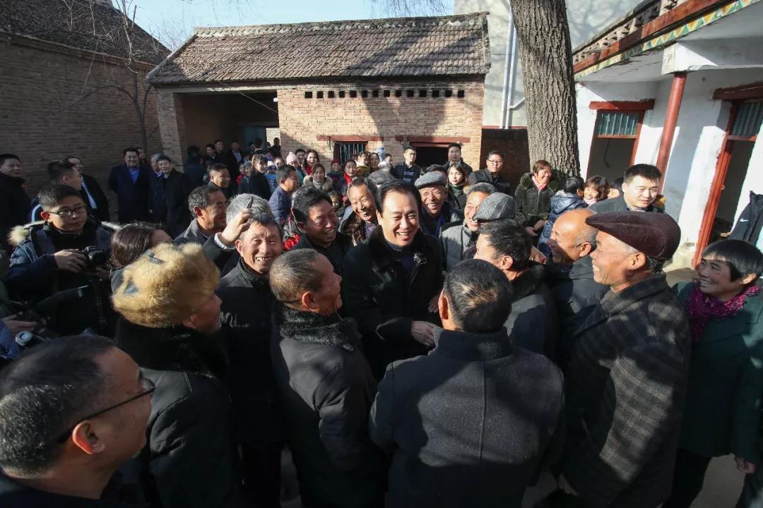 许家印最近回家的视频火爆了,许家印回故乡视频吃饭