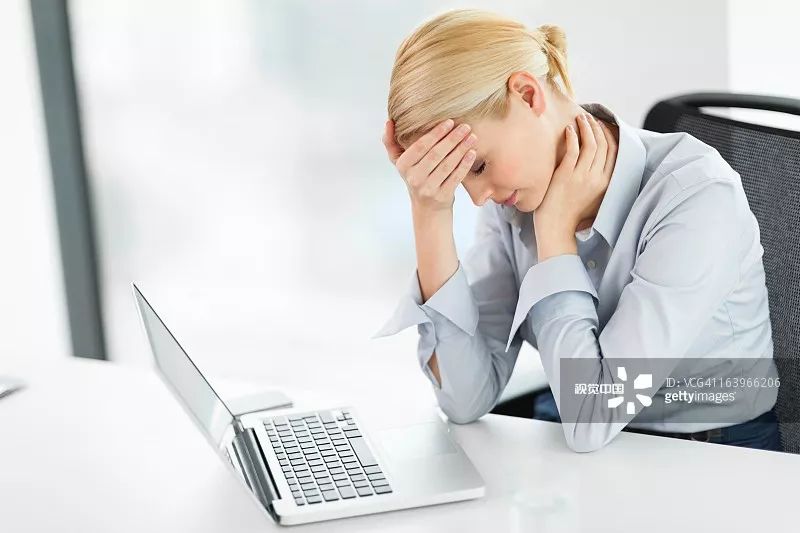 23岁姑娘上班时突然眼睛巨痛,看不见了,10个人中3个患这个病