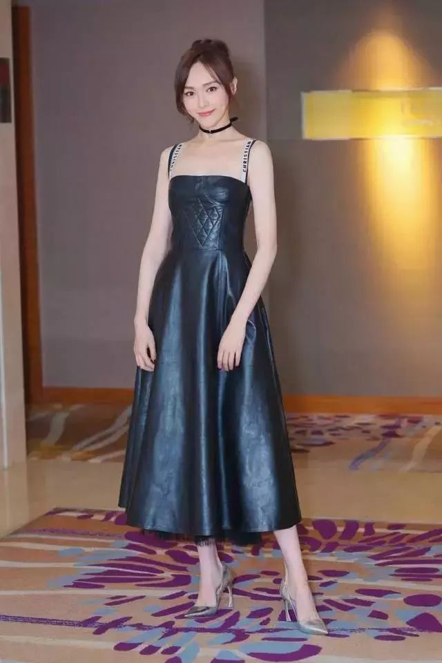 年会没有晚礼服怎么穿,出席年会如何穿着更受欢迎