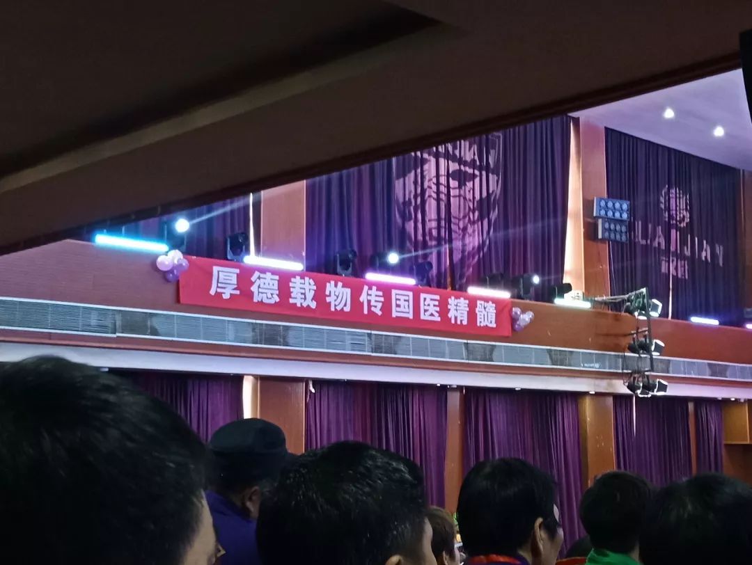 直销年会疯狂场面,权健直销大会跳舞