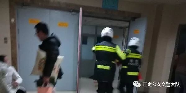 女童抽搐咬舌交警紧急护送,小孩舌头被咬交警开路