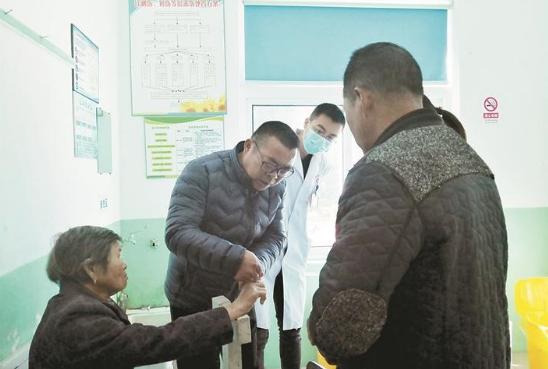 只愿为岛民减少病痛他是驻扎海岛31年的全科医生