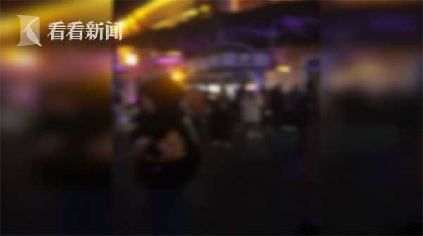 警惕男子玩雪花喷雾眼角膜被烧伤,男子用降温喷雾后点烟全身烧伤