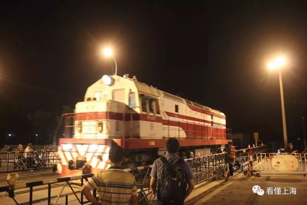 马路道口菱形标志,马路道口鬼探头