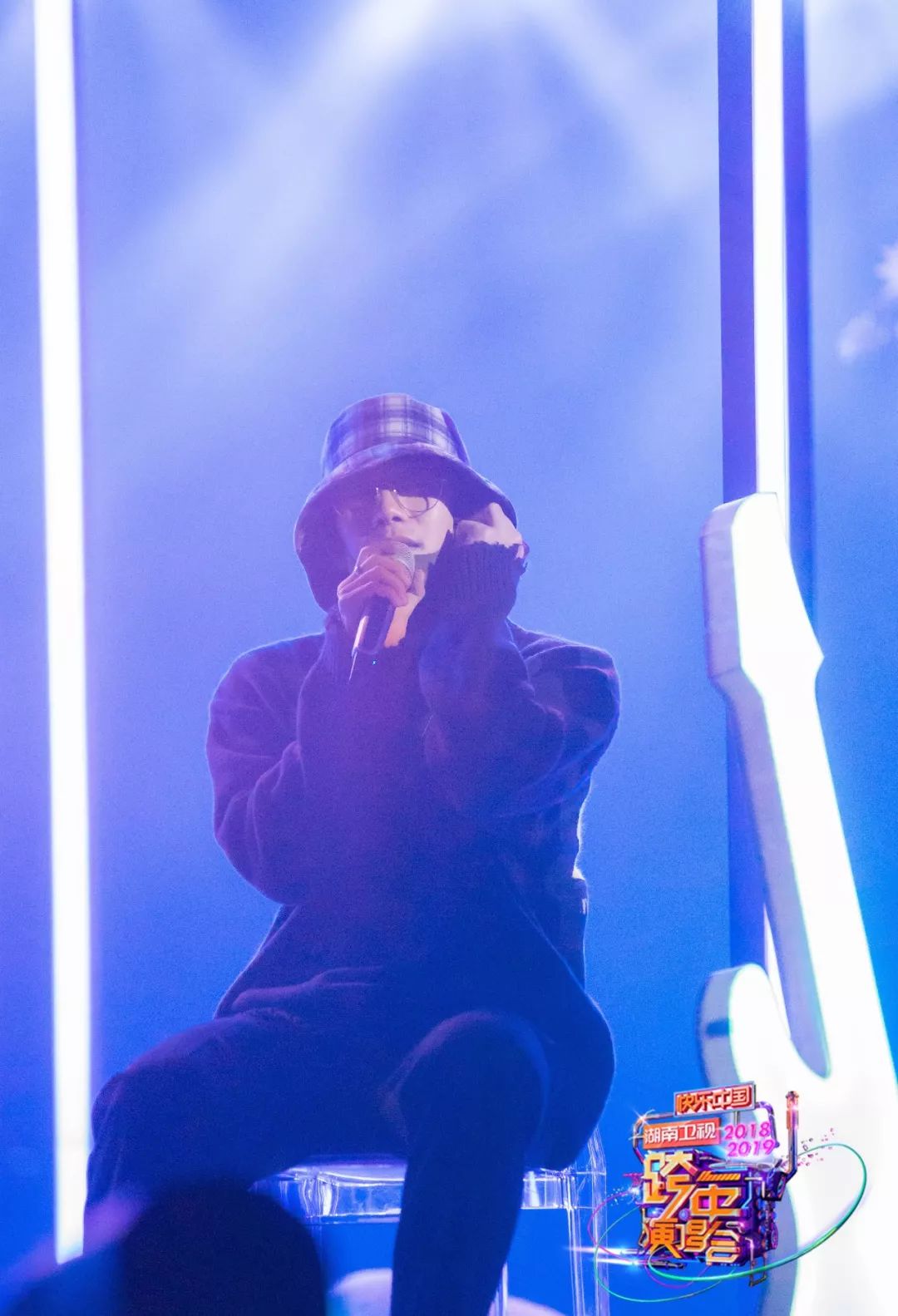 华晨宇我想和你唱出场让韩红羡慕,华晨宇20年跨年演唱会奔跑视频