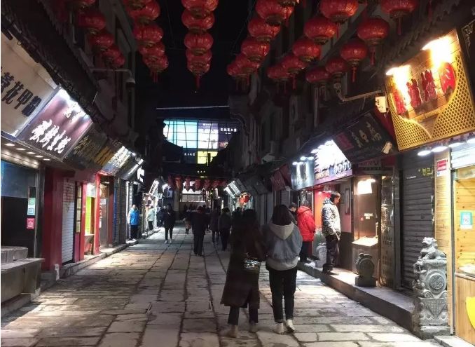 回顾2018,你的关键词是什么;开逛啦,济南新芙蓉街今起开门迎客;硬核!自行车与轿车相撞,竟把轿车车头撞扁了