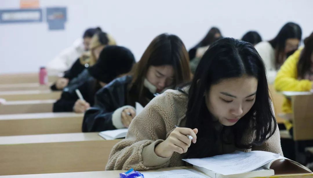 你看！别的同学开考啦