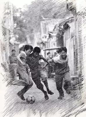 在“大砂锅”里踢足球