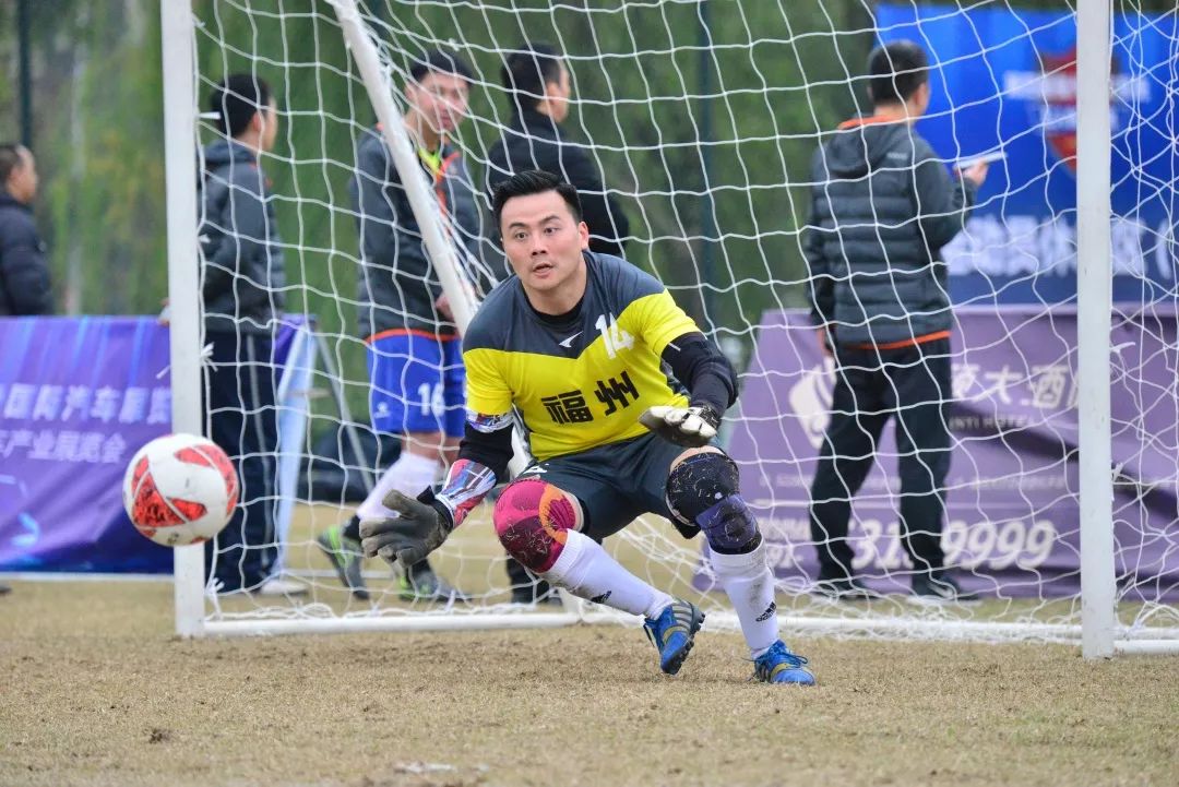 警界雄鹰绿茵翱翔，铁血男儿赛场争霸！