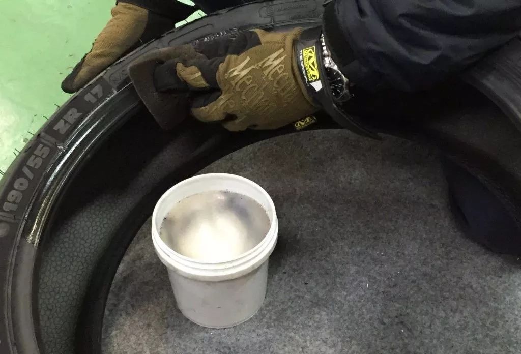 手把手教你换汽车轮胎,30秒教会你正确换轮胎步骤详解