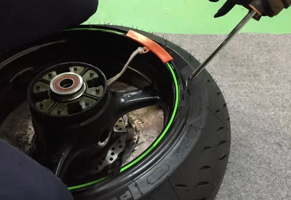 手把手教你换汽车轮胎,30秒教会你正确换轮胎步骤详解