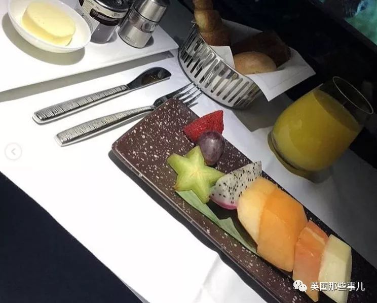 小哥带网友点评世界各地的飞机餐……壕无人性的卡塔尔果然10分