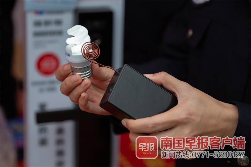 锁芯被东西堵了怎样才能开锁,智能门锁被锁屋里紧急开锁办法