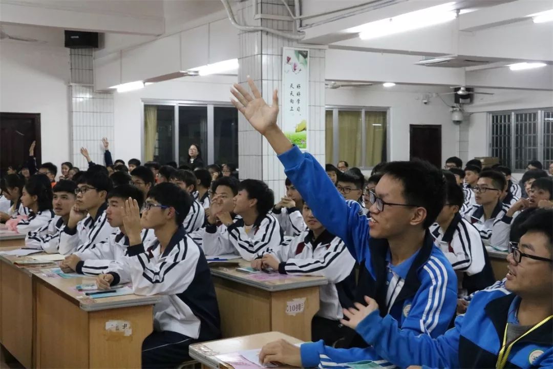 2019年首场法治课｜万水千山总是情，茂名“麻辣教师”下基层讲课
