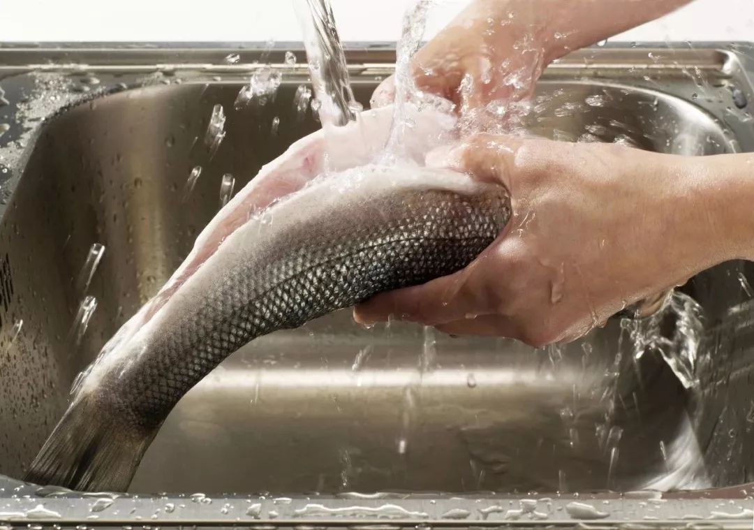 被扎一下就要去医院,被扎一下手就要去医院