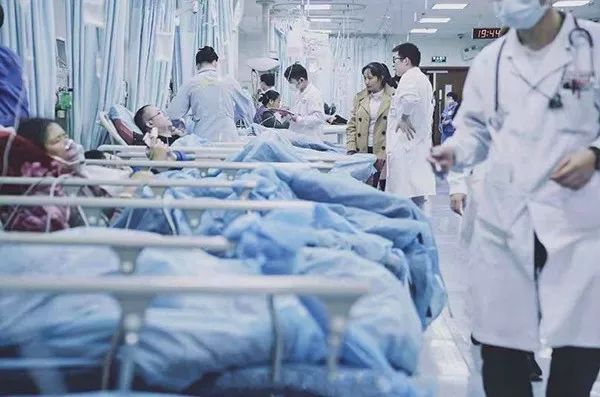 “打杂的是博士，挂上号就能活”，这家超级医院何以红遍中国？