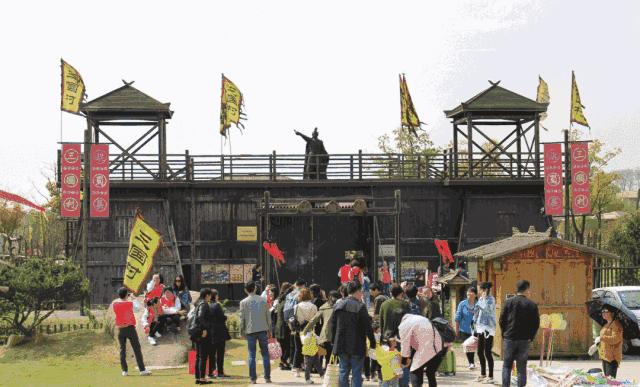 200亩，游客年超30万！这个用枯树建成的农庄，为啥这么牛？