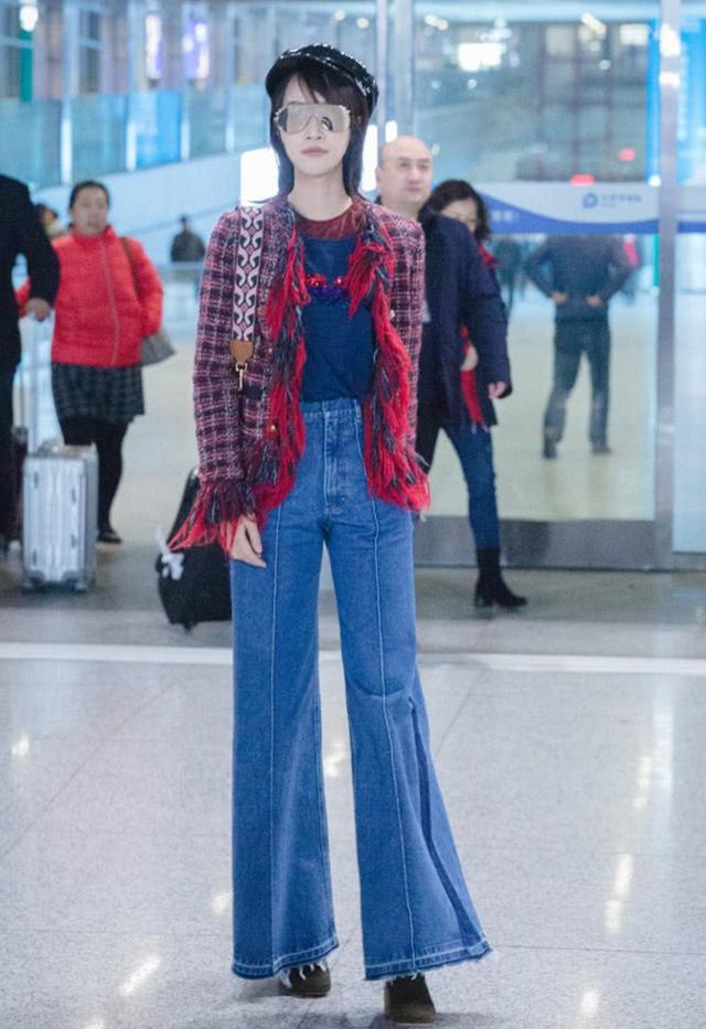 蓝盈莹很飒,蓝盈莹这次现身机场身穿毛领夹克