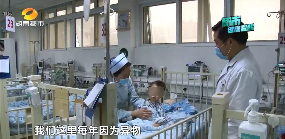 花生米卡入气管，1岁男婴命悬一线，送医院抢救，现已脱离了生命危险