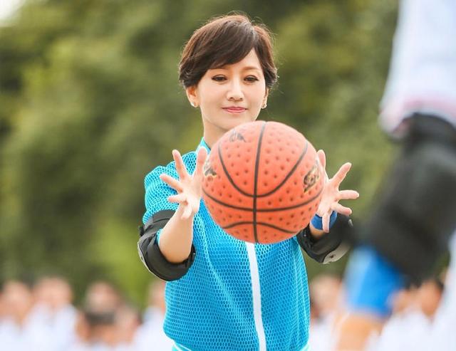 65岁赵雅芝白衬衫彩虹裙不老女神,赵雅芝63岁依然优雅长裙浪漫唯美