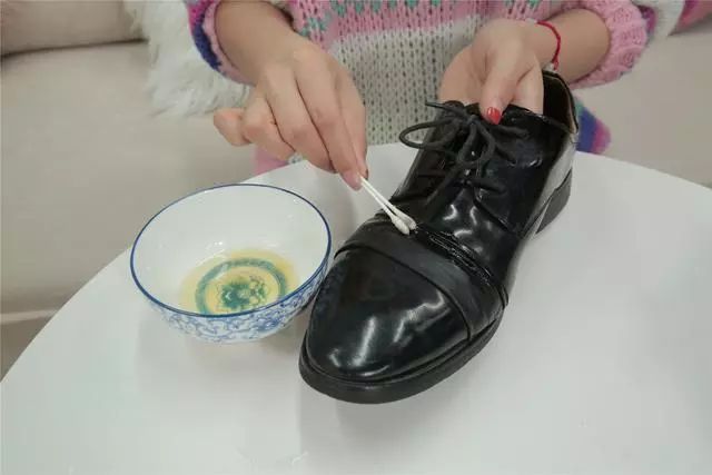 再皱的皮鞋也怕这一招,涂点每天都吃的它,让你天天穿新鞋