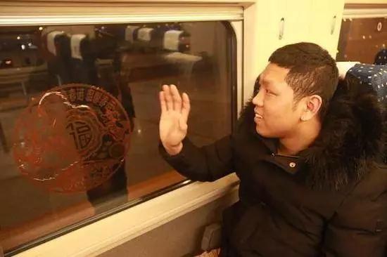 这是一张“红牌”警告，但很暖心