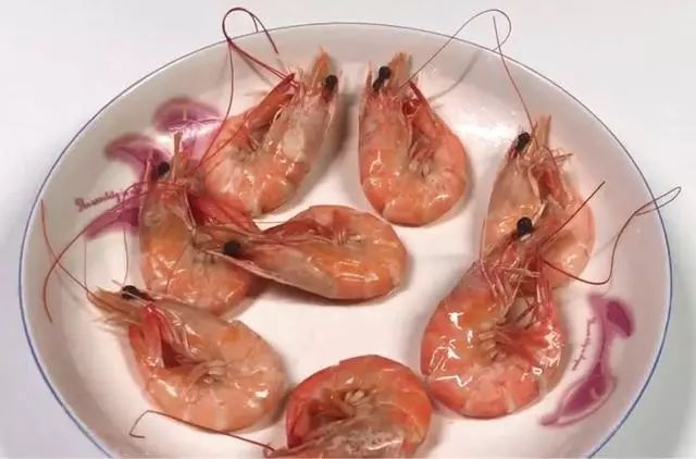教你最快的剥虾皮方法，吃货朋友偷偷教我的，一大盘虾都不够你剥
