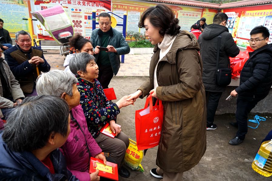 妇联下乡送温暖,关爱回家