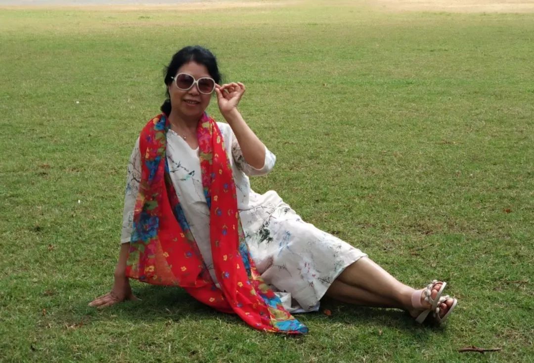 中国大妈外出旅游跨栏,大妈旅游动作