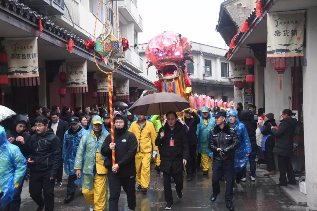 今年元夜时，月与灯如旧活动多红火，请君闹元宵！