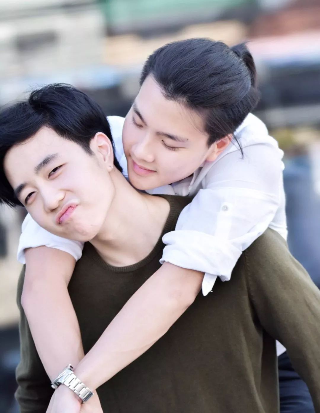 kris涓枃鍙戣█,kris绗竴娆¤繘鍩庡崠涓滆タ