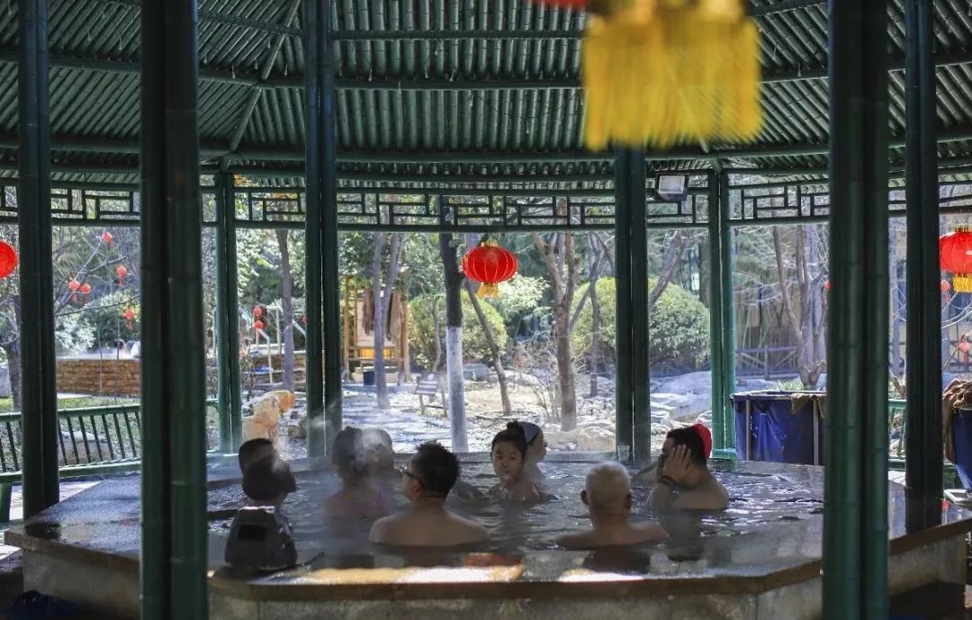 趁着假期来泡温泉吧,趁夏天还没来赶紧泡个温泉