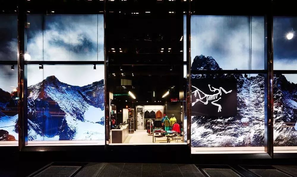 英国快时尚每天有400人失业；巴黎警方抓获代购团伙；安踏拟收购的始祖鸟母公司去年收入近27亿欧元