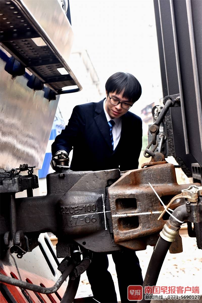 身居大山深处,戴着面具工作,焦柳铁路上有一群“推火车”的人