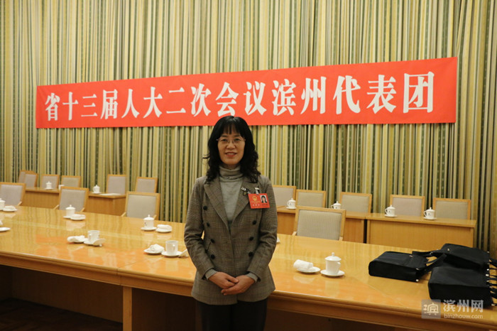 省人大代表、滨城区三中副校长崔洪霞建议：建立代课教师信息管理平台