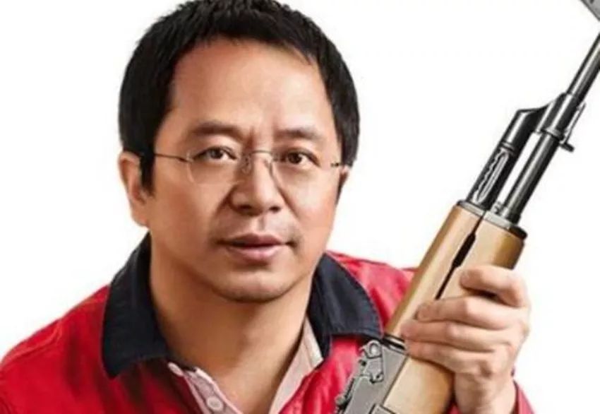 “装备控”周鸿祎和AK47干上了！